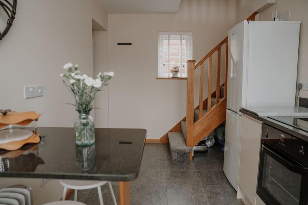 Lovely New 1 Bedroom Loft Apartment With On Drive Parking Trowbridge Exterior photo