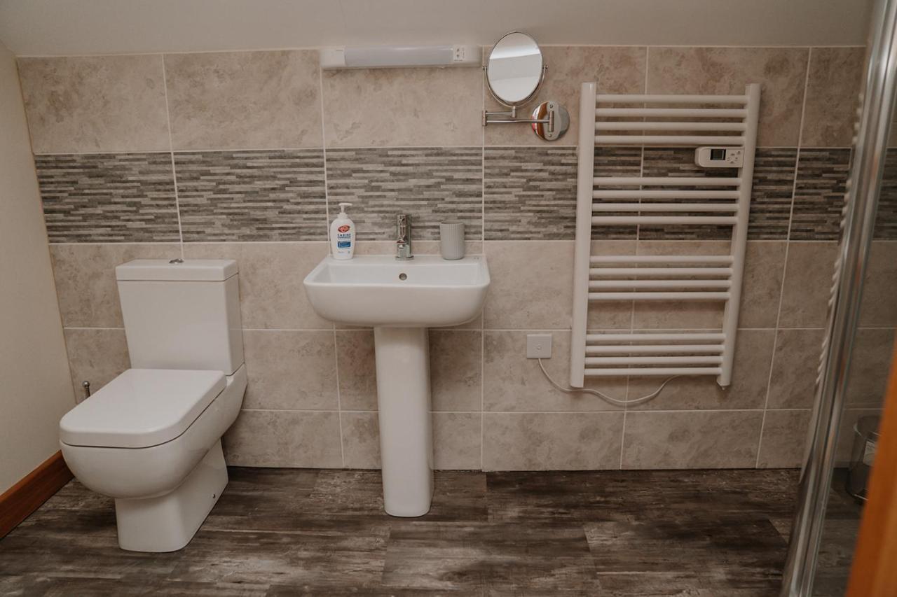 Lovely New 1 Bedroom Loft Apartment With On Drive Parking Trowbridge Exterior photo