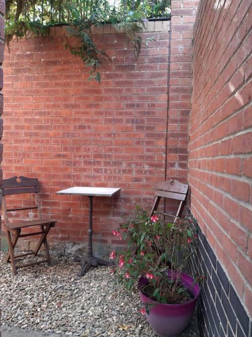 Lovely New 1 Bedroom Loft Apartment With On Drive Parking Trowbridge Exterior photo