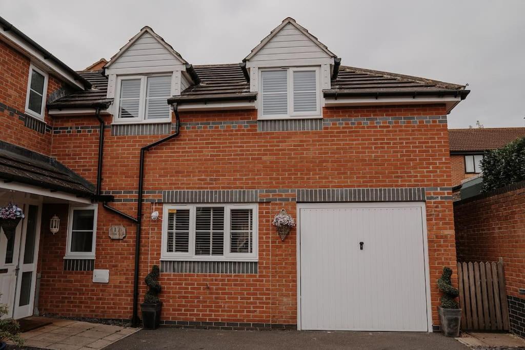 Lovely New 1 Bedroom Loft Apartment With On Drive Parking Trowbridge Exterior photo