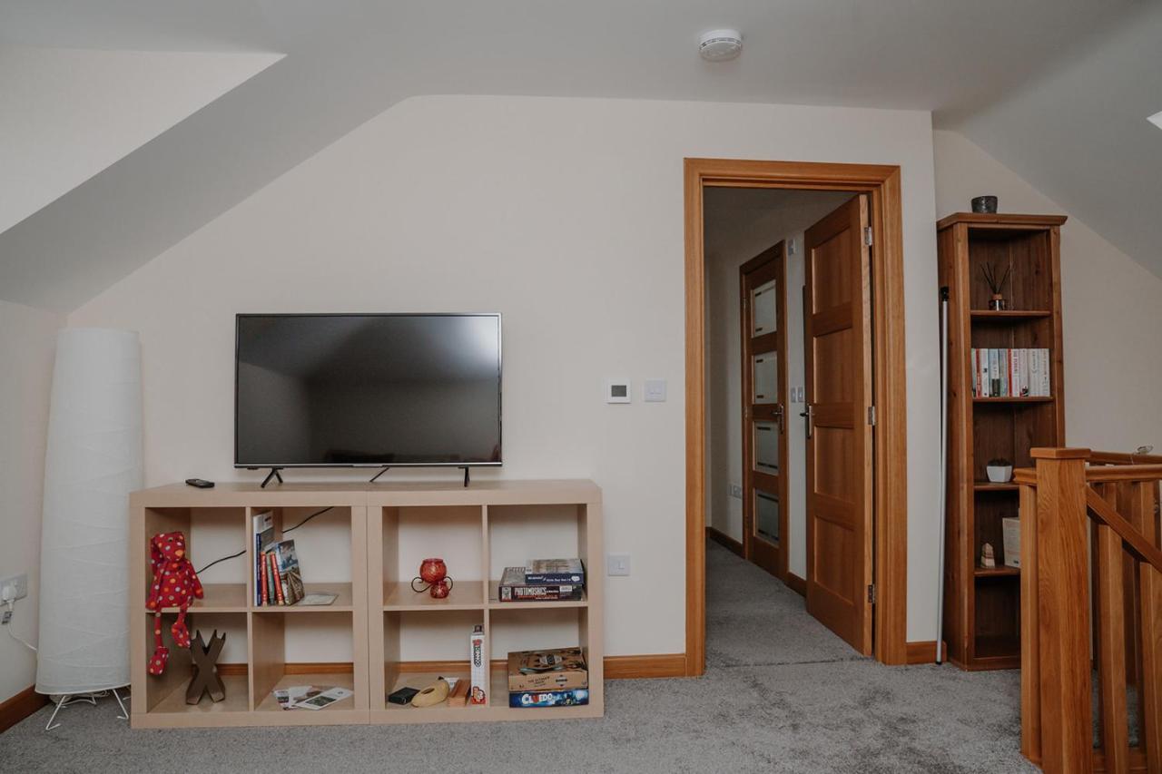 Lovely New 1 Bedroom Loft Apartment With On Drive Parking Trowbridge Exterior photo